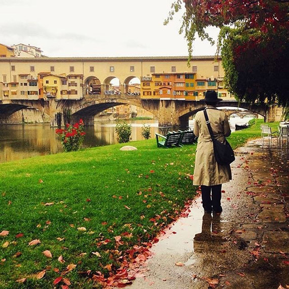 Ponte Vecchio non perde il suo fascino neanche nelle giornate di pioggia! - photo credit @tuscanybuzz