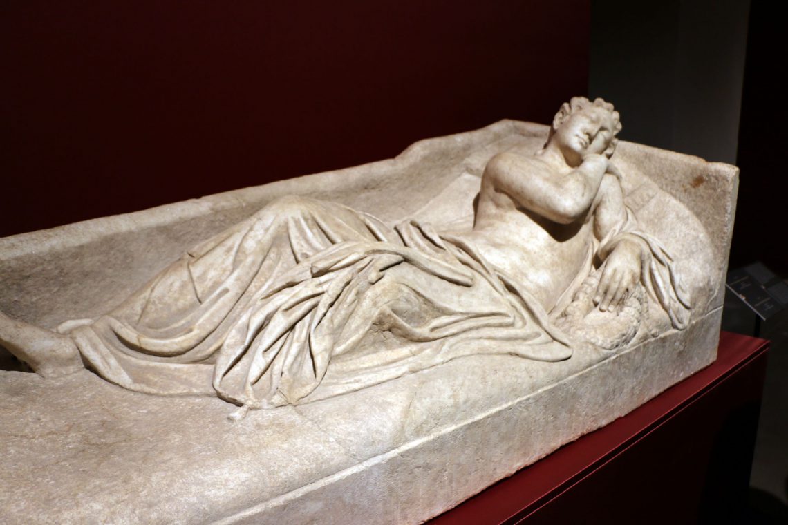 In 2014, the US Homeland Security Investigations - Immigration and Customs Enforcement officers in New York City noticed a New York art gallery was selling a sarcophagus lid depicting this "Sleeping Aradne" for $4.5 million! The informed the Comando Carabieinier who discovered it has been illegally excavated in 1981, sold in two pieces to a well-known Italian art trafficker and eventually made its way to a Japanese collector. The two forces worked together to impound the lid and eventually bring it back to Italy.