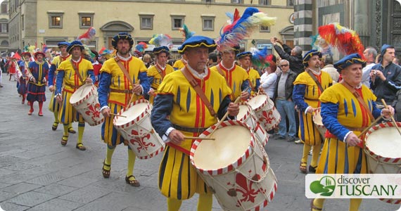 Part oh historical procession meeting Carro Matto in front of Duomo