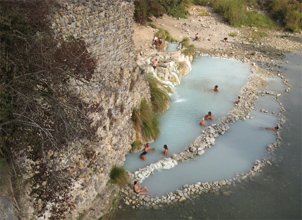 Immergersi nelle calde acque termali di Petriolo