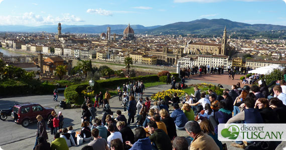 folla a piazzale michelangelo